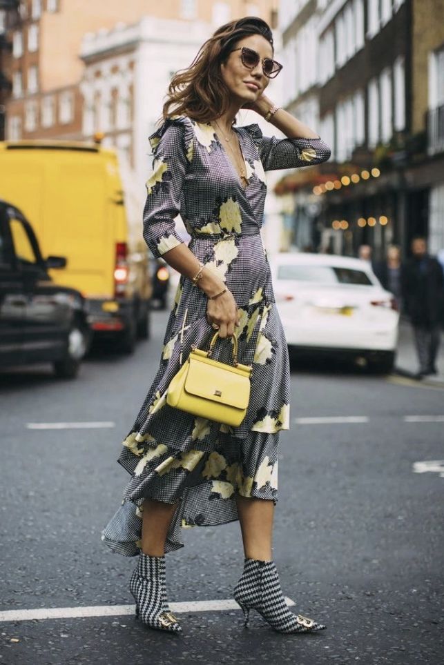 搭靴子穿的裙子秋冬款,裙子靴子秋冬搭配图