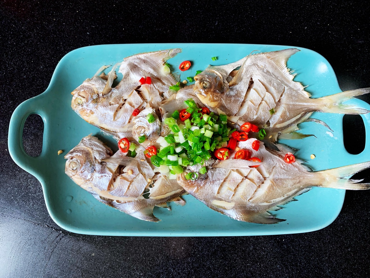 清蒸鲳鱼的做法最正宗的做法,清蒸鲳鱼是用鲜鲳鱼还是冻鲳鱼
