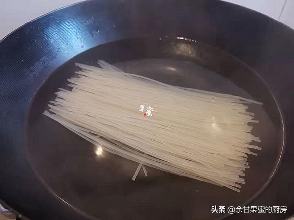 早饭米粉汤的做法,早餐米粉汤底清而不腻做法