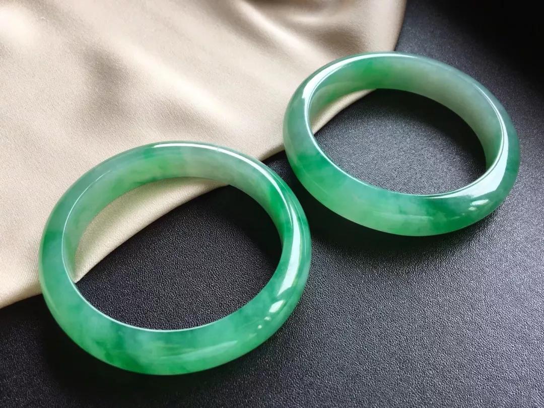 腕间风情翡翠手镯,腕上的玉镯