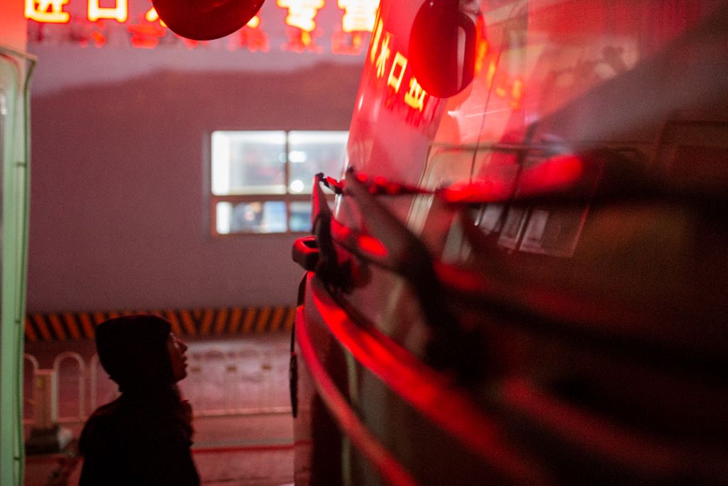 1000万被挤上卡车的女人