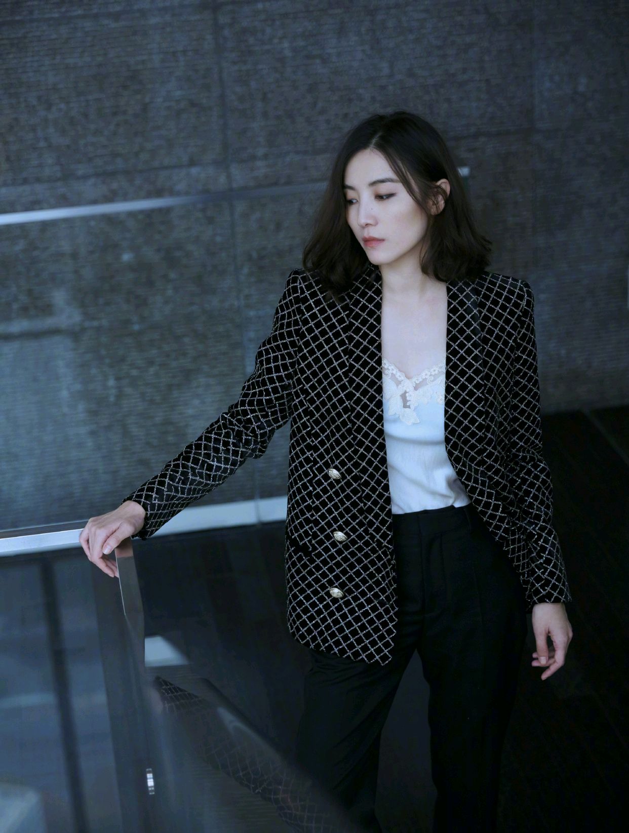 宋佳穿西裤视频,宋佳出席活动穿搭白色西装套装