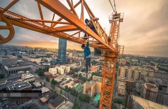 飞机上公然*行为性**！空姐怒吼：把你的“家伙”收回裤子里去！