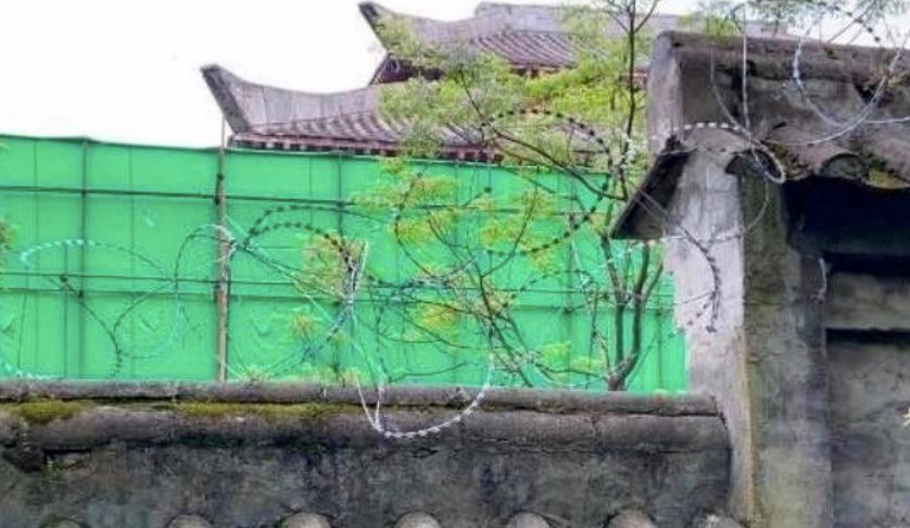 杨幂遭工作室曝光素颜照,杨幂被曝片场休息照