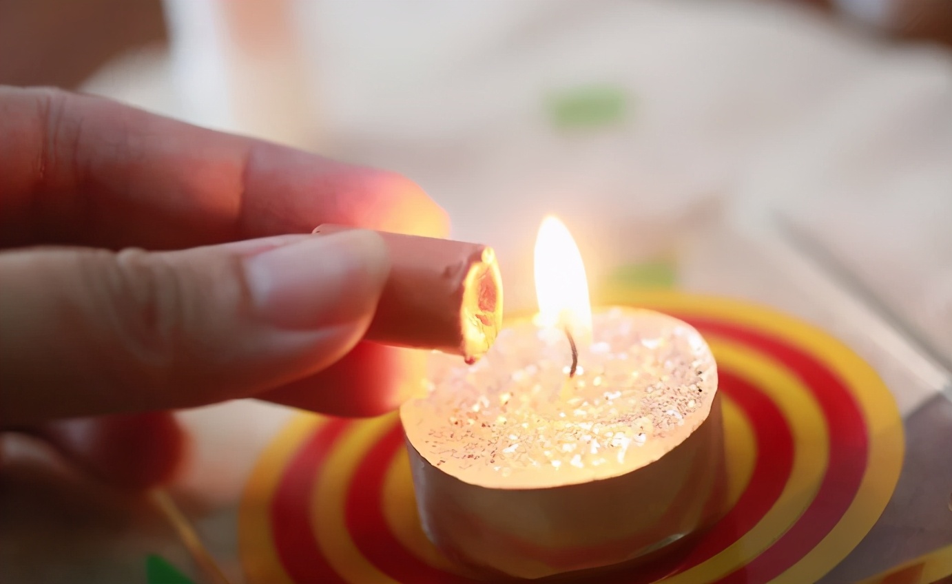 口红断了千万别丢这招修复,口红尖碰坏了怎么复原