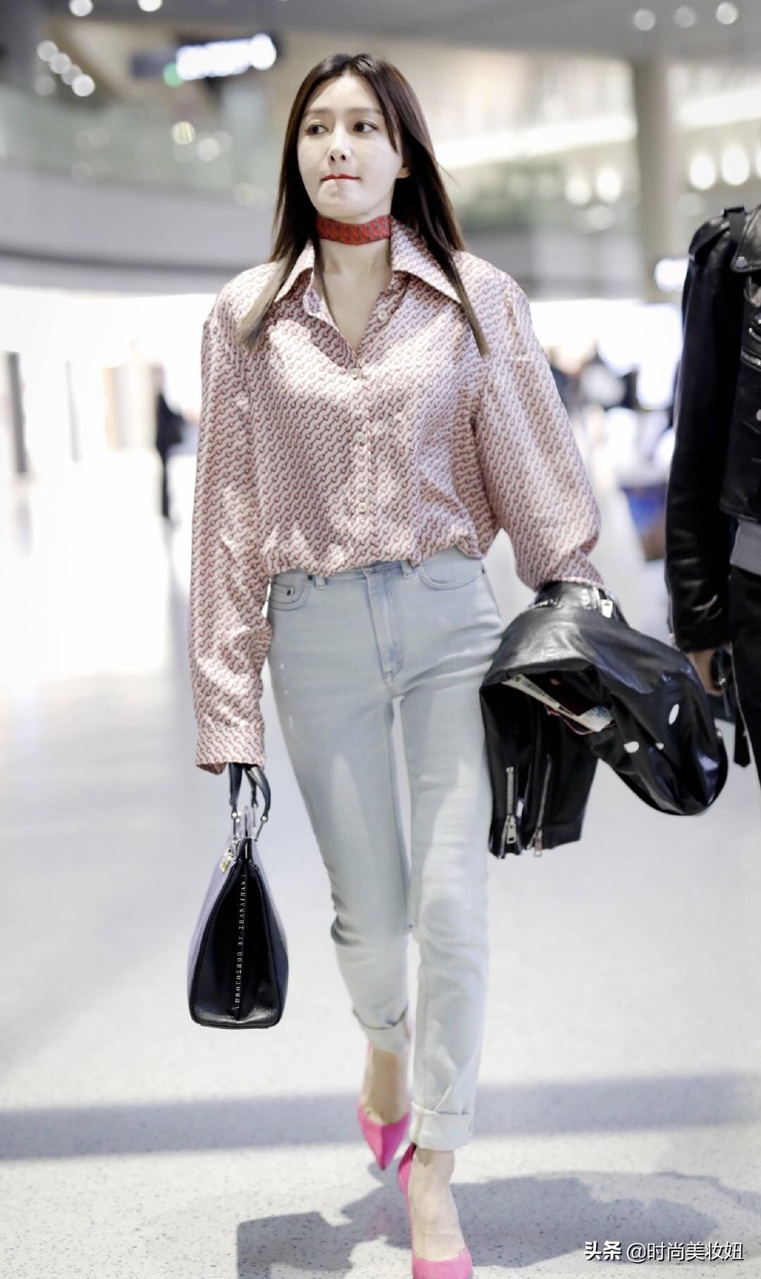 大衣高级感秦岚减龄20岁,秦岚驼色大衣穿出女总裁气魄