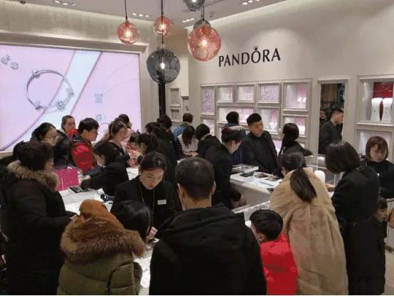 巨亏600亿！被1亿人捧起来的“超级名媛”，人设崩塌