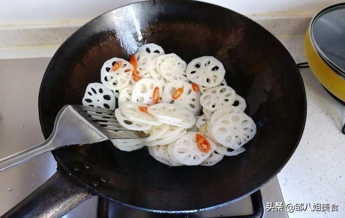 莲藕焯水怎么才不会发黑,莲藕焯水的正确方法