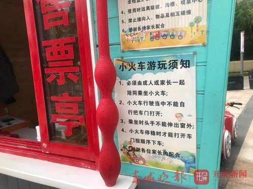 昆明商场人堆里穿梭的小火车!你有证吗?司机培训过吗?出事谁负责?