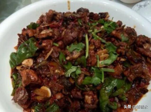 滕州这家鱼馆，店里有个小鱼池养活鱼，每天晚上店门口围满代驾员