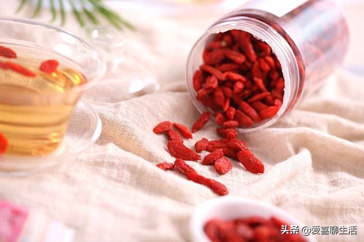 谷雨宜喝岩茶绿茶红茶,今日谷雨时值暮春初夏将至