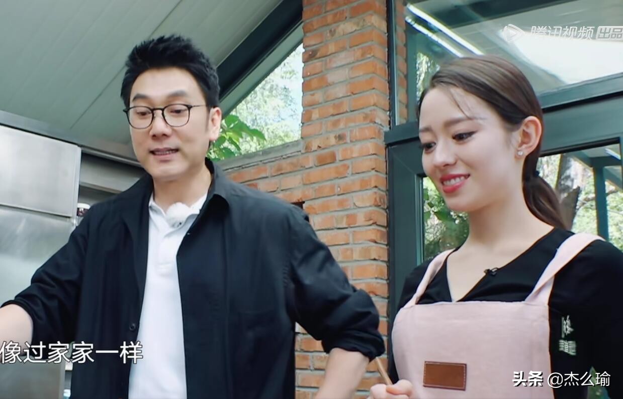 吉娜弹钢琴林依轮,吉娜林依轮倒水