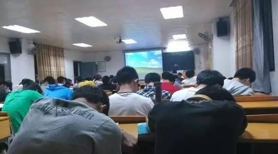 报告|我拒绝“死亡工位”-上班靠领导，上学靠讲台