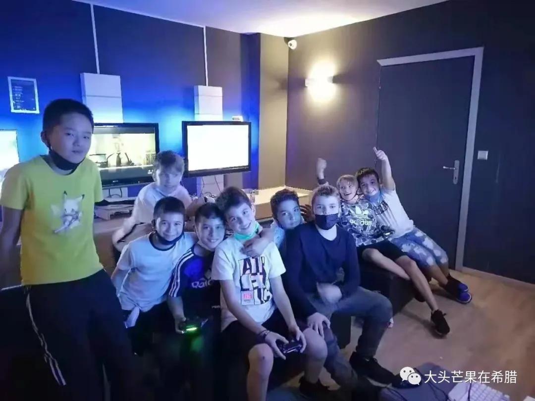 儿子的生日派对,一群男孩玩playstation