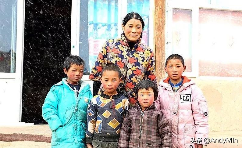 挖10万元1斤的虫草,却买不起一个玩具|高原孩子的残酷童年