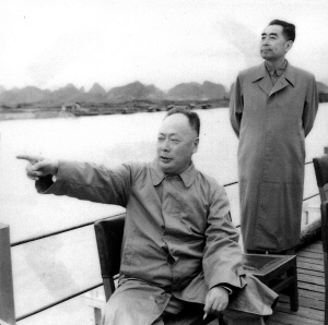 陈毅追悼会上，毛*东泽**看见一老汉所作挽联，托周恩来给他安排工作