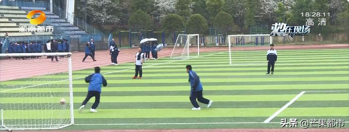 飞来一只足球!十二岁小男孩伸手阻挡,结果