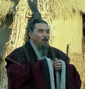 皇帝敬畏他，皇后跪谢他，君臣敬惮他，他凭什么让朝廷上下尊敬？