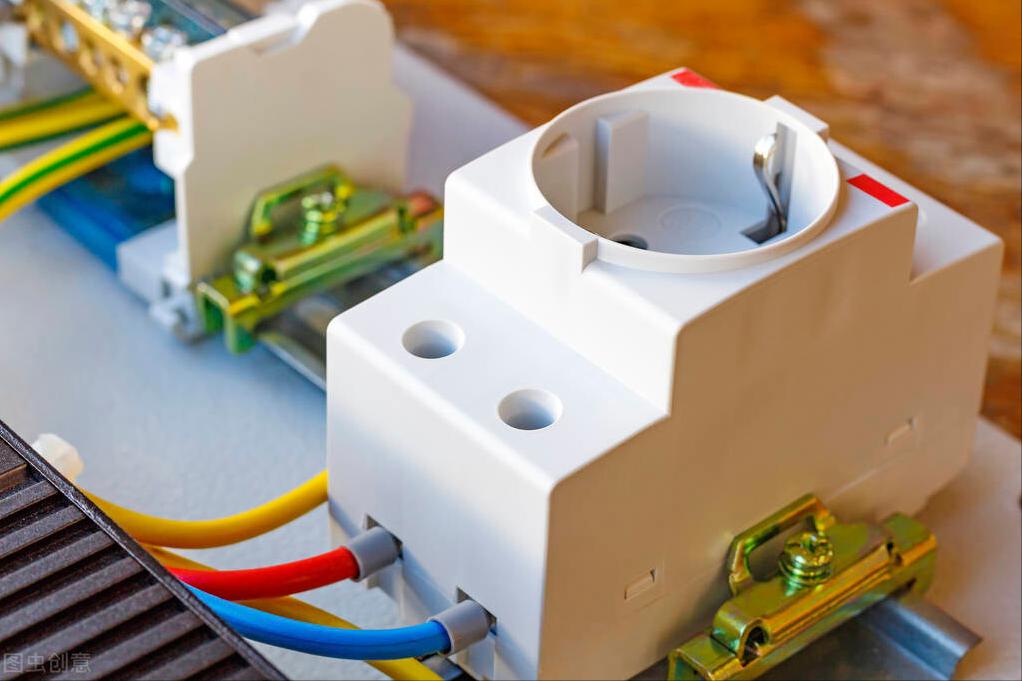 家里电闸主闸发热还跳闸,家里厨房的电闸老是跳闸