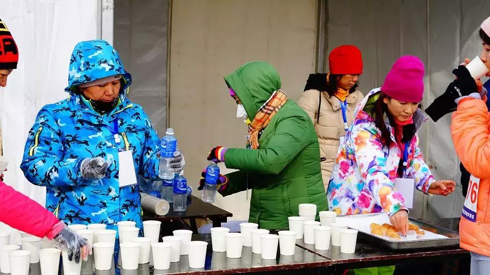 在寒冷中跑步,在马拉松当志愿者