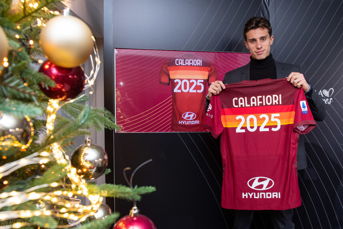 罗马球员被球砸,拖延时间被球童拿球砸脸