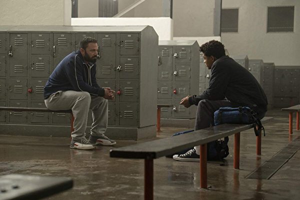 他曾是高中篮球明星，多年后以教练身份返回母校