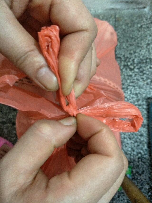 塑料袋打了死结怎么解,方便袋打死结怎么解