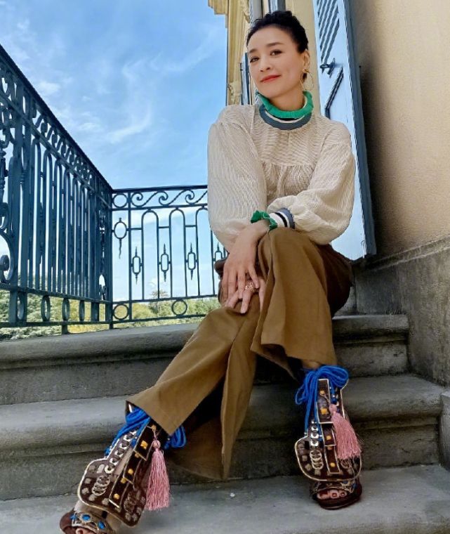 小陶虹走红毯黑西装外套,小陶虹和张庭短发