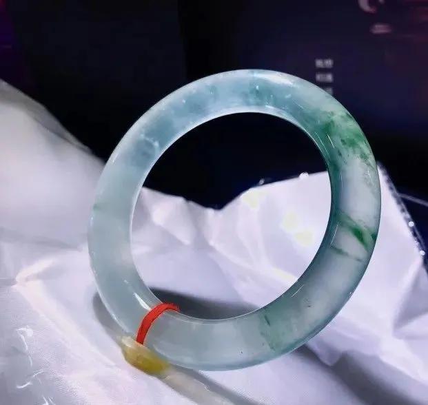 婆婆送的老翡翠手镯,婆婆送百年翡翠手镯