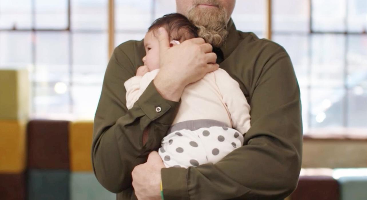 新生儿如何抱才是正确的姿势呢,新生儿怎么抱姿势正确简单