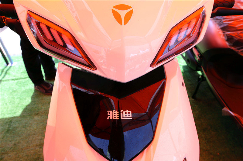 为了带老伴出去游玩方便两千多买了一辆两轮电动车