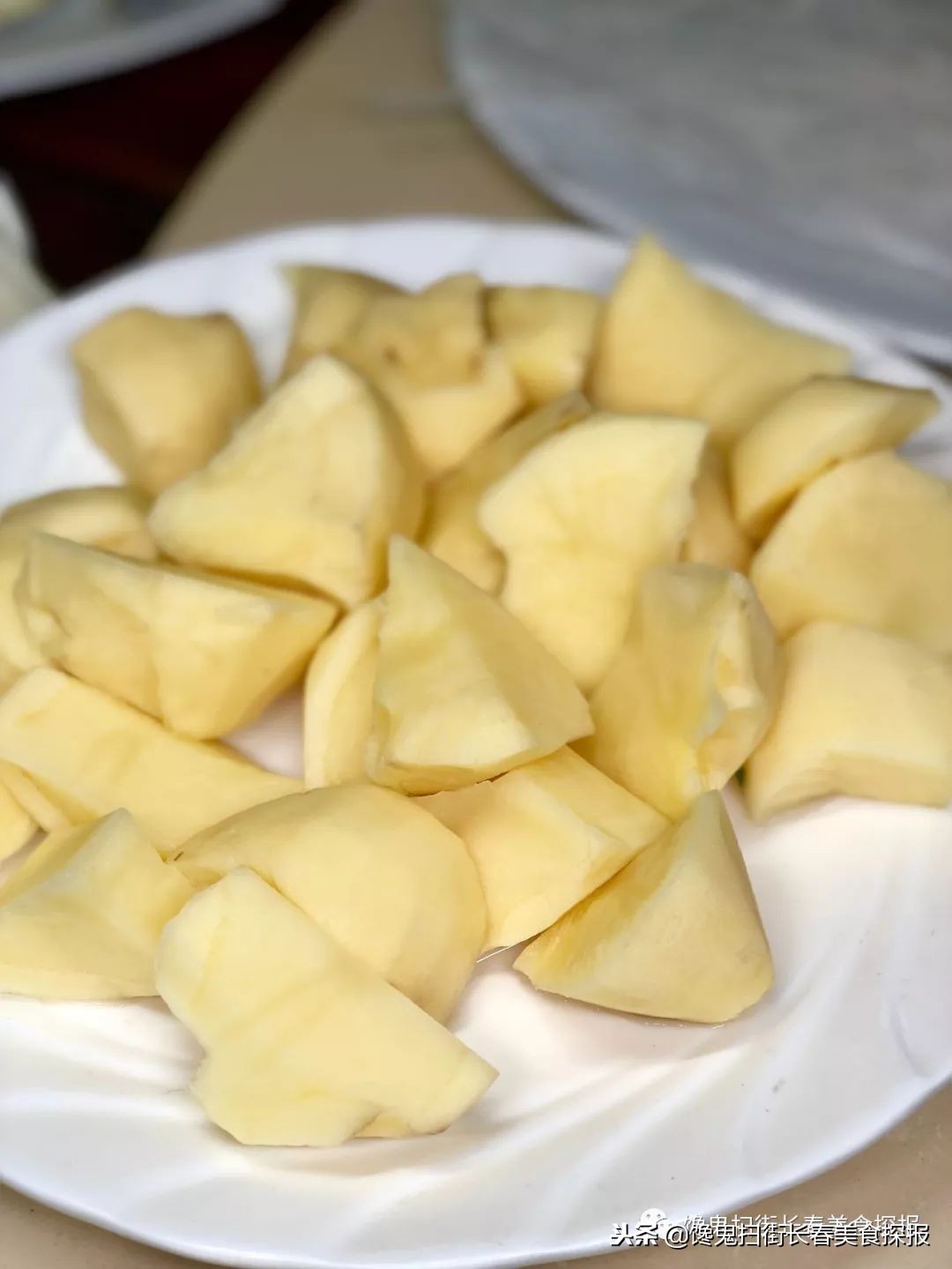 南湖别墅区藏个旧屯子，铁锅炖鱼天天爆满据说空姐都吃胖了！