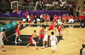 易建联国家队16年,易建联16岁时扣篮