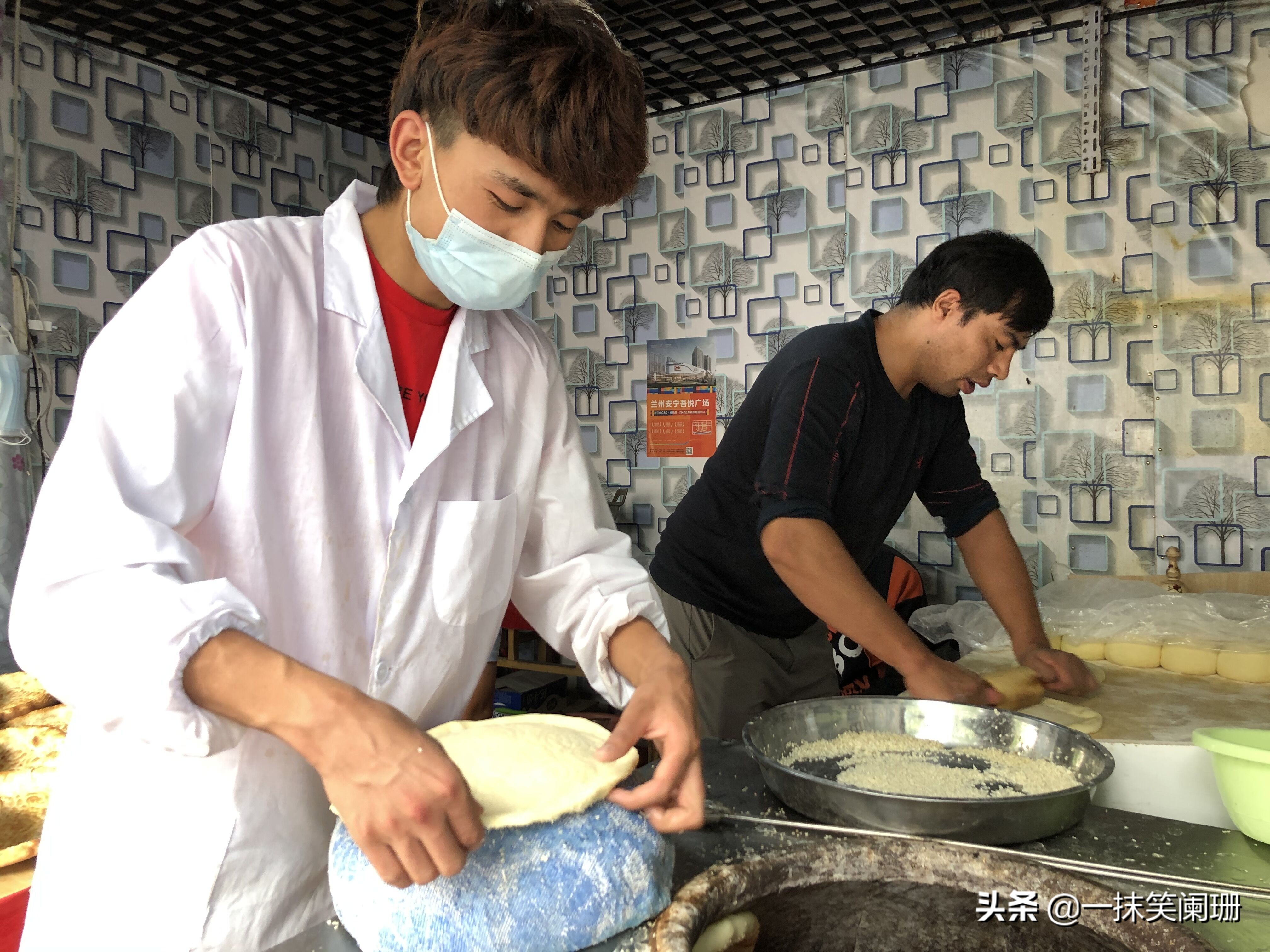 小区里新开了家烤肉店,乌鲁木齐有一个特别火馕店