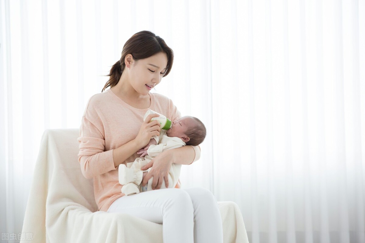 母乳喂养:初乳那么少,新生儿怎么吃才管够?花三分钟了解一下