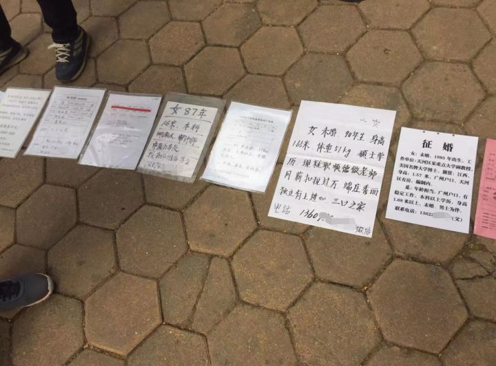 在相亲角逛了一圈，我们差点脱不开身