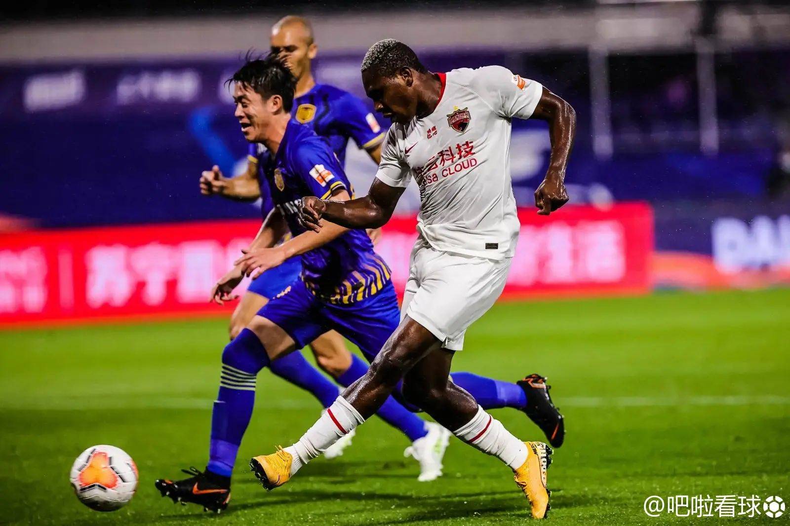 天意？后腰失意被国足名宿激活！香港小将路转粉是深圳生日惊喜