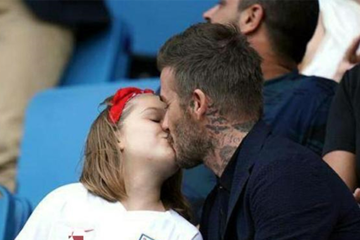 李嘉欣晒与儿子亲密合影,李嘉欣与儿子泳池拍亲嘴照