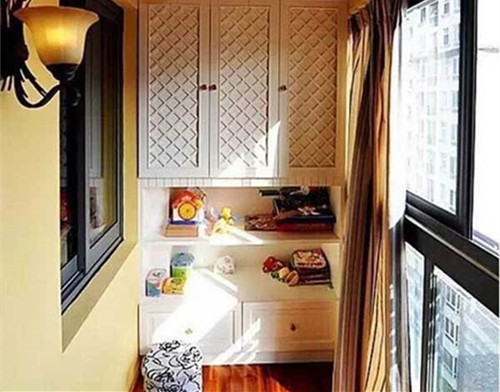 阳台鞋柜上面摆放什么最好,阳台鞋柜是怎样的