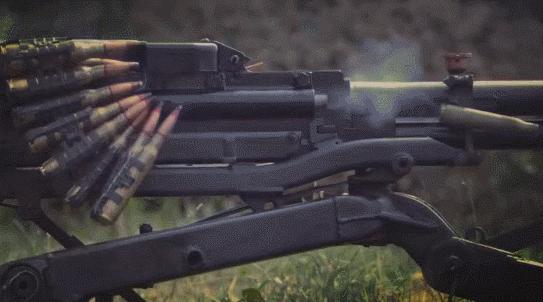 重机枪穿甲弹打穿装甲车,12.7毫米重机枪打装甲车