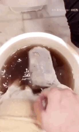 啊呀！你的脚后跟看起来糙得像位“真正男子汉”