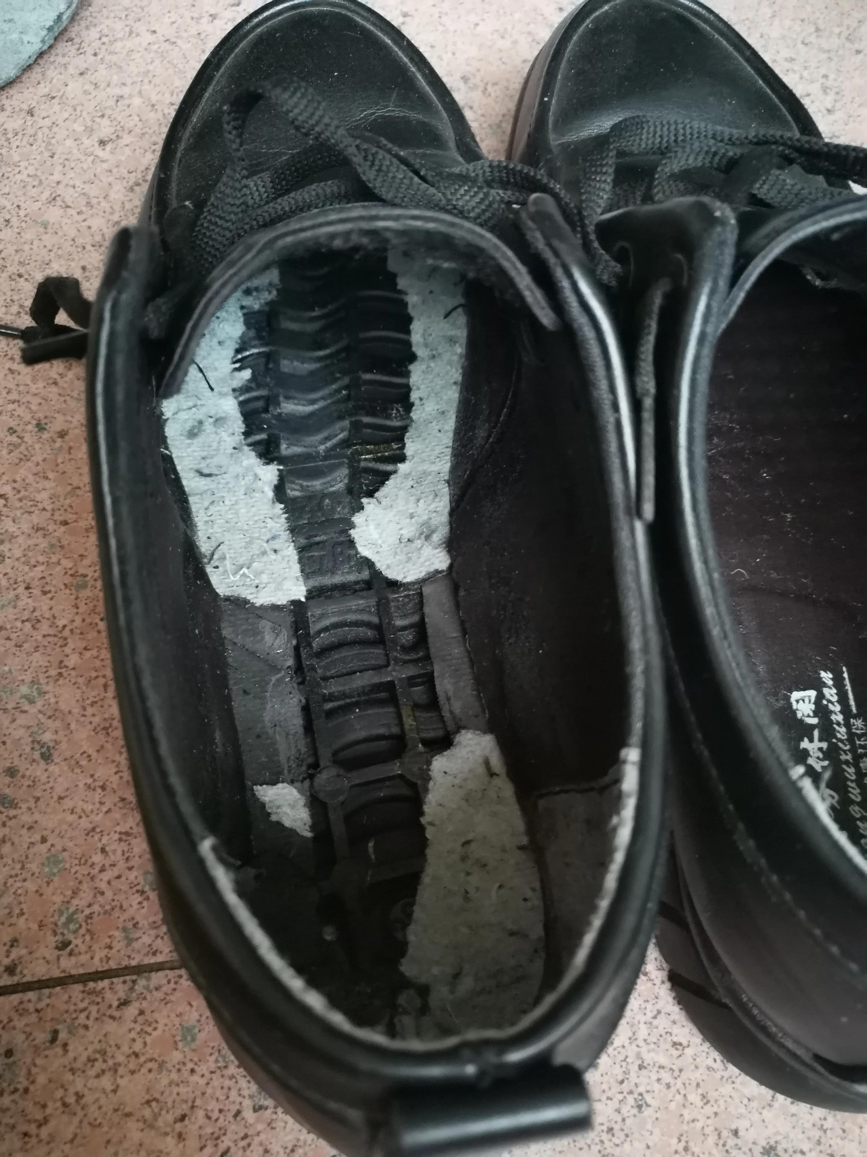 穿这种休闲鞋为什么脚底疼，原来是高低不平的按摩底导致的