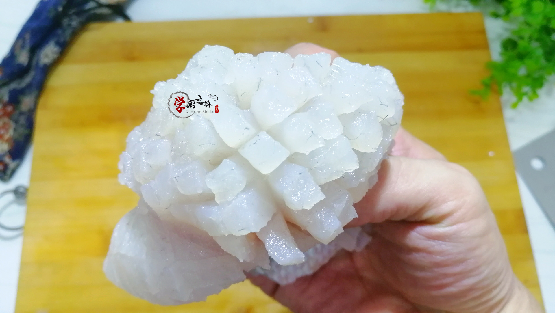 松鼠鱼口味酸甜宴客倍儿有面,厨师制作松鼠鱼