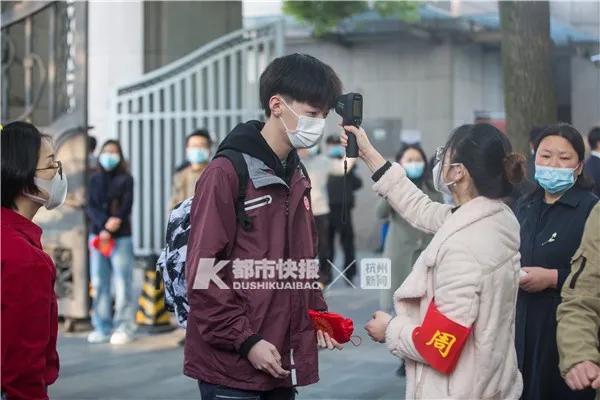 山东一学校食堂火了!一张餐桌4个凳子锁了3个,只容一人孤独地坐着