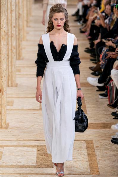 背带裤果然很减龄看起来很少女啊,哪种背带裤既减龄又不过时