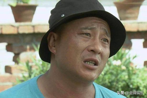 赵四扮演者刘小光单腿踩高跷，差点误触高压线，重蹈宏楠式的悲剧