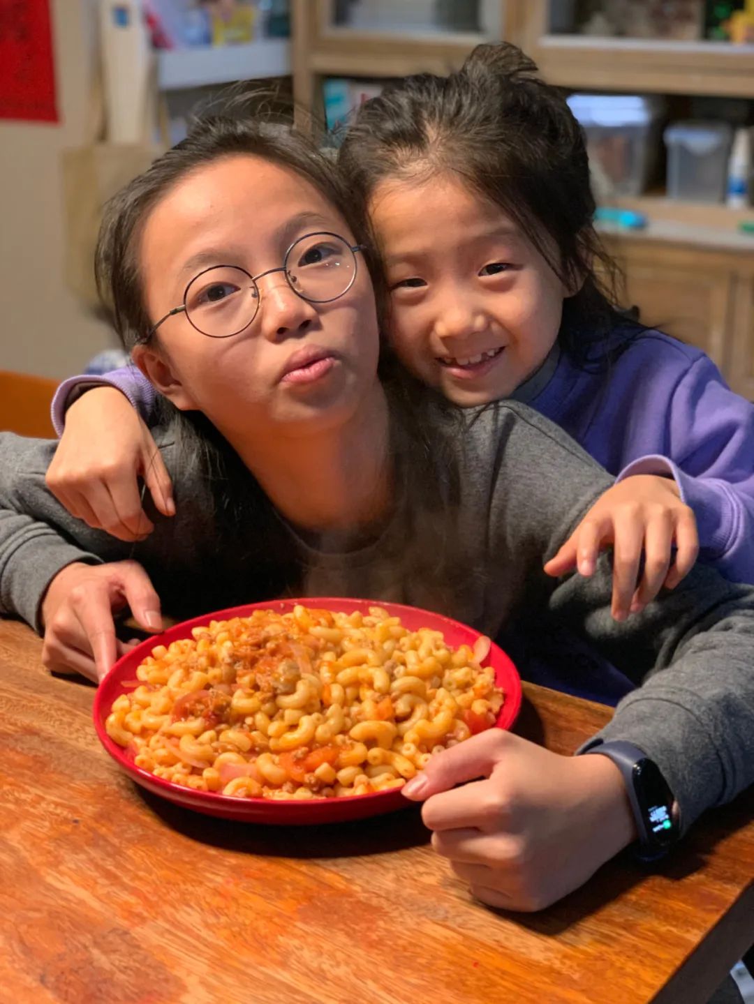 两个小孩给妈妈做大餐,两个女孩给爸妈做饭