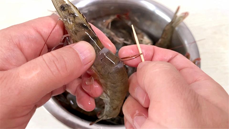 吃大虾时虾头到底能不能吃,吃虾时虾籽能吃不