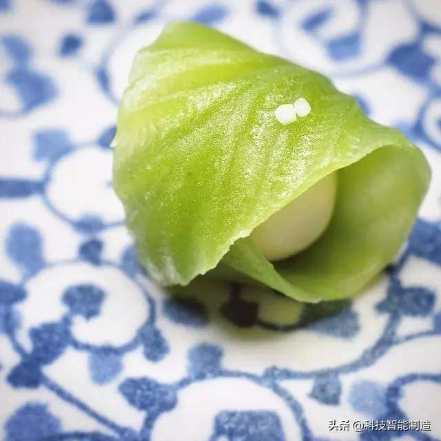 他说自己不是日本匠人，而是和果子艺术家，他做的和果子不忍吃掉