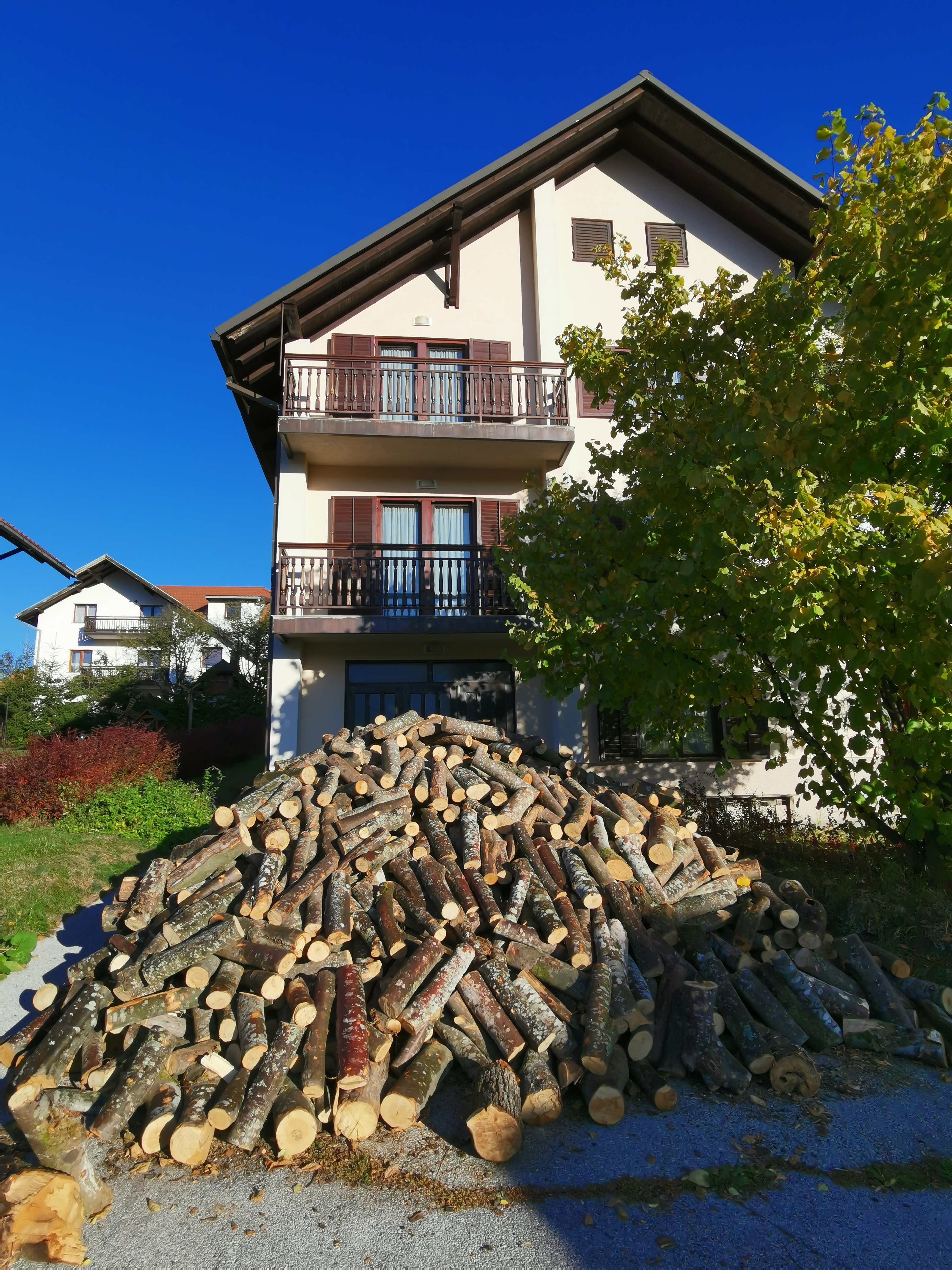 足球少年的小木屋很酷、“圣诞小镇”的秋天很美
